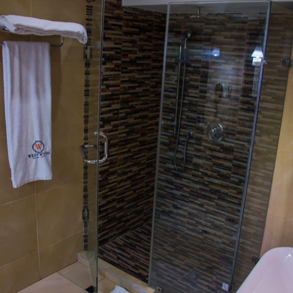 Luxury Suite Bath 3 1000x1000