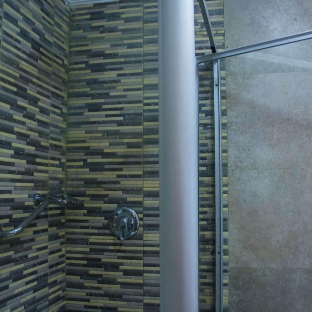 Standard Room Bath 2 1000x1000