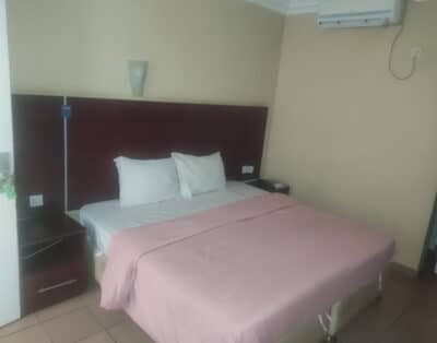 Deluxe Room In Summit Villas Suites In Gwarinpa, Abuja